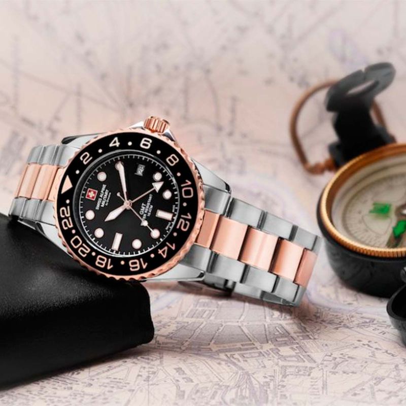 Reloj Swiss Alpine Military Master Diver GMT para hombre de acero 7052.1157SAM Style Store